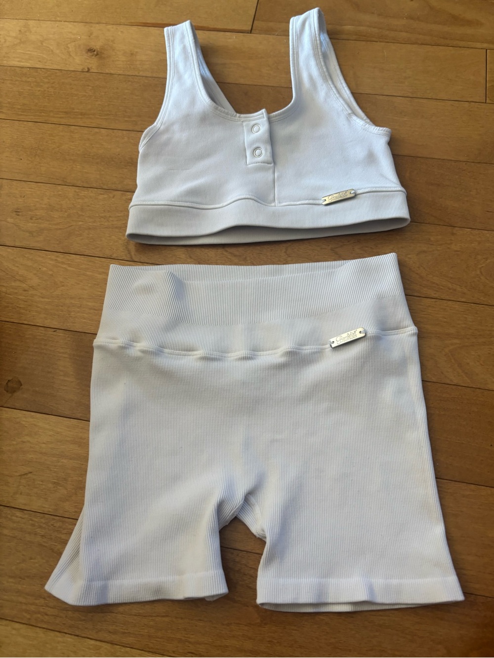White ribbed Bonbshell set. Top
Medium And bottom small